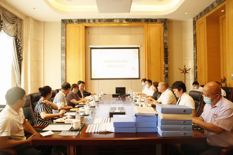 10李琼华副总裁率酒店高管欢迎评审组审核.jpg