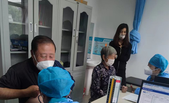 23.  健全公司返聘专家出诊欢迎患者_副本.jpg